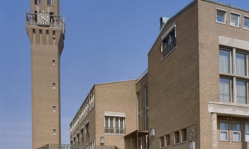 Overzicht_voorgevel_met_vrijstaande_toren_en_bordestrap_-_Hengelo_-_20357251_-_RCE